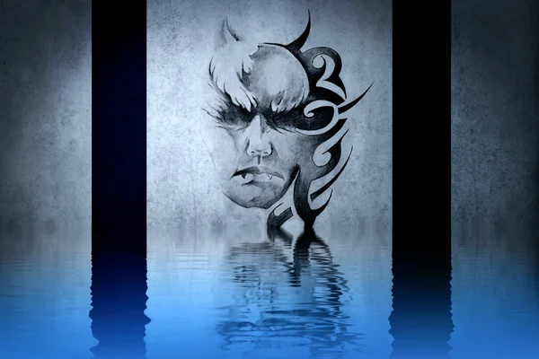 Dessin de tatouage sur mur bleu avec reflets d'eau — Photo