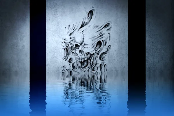 Schedel tatoeage op blauwe muur reflecties in het water — Stockfoto