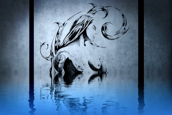 Ninfa de madeira de tatuagem na parede azul com reflexos de água — Fotografia de Stock