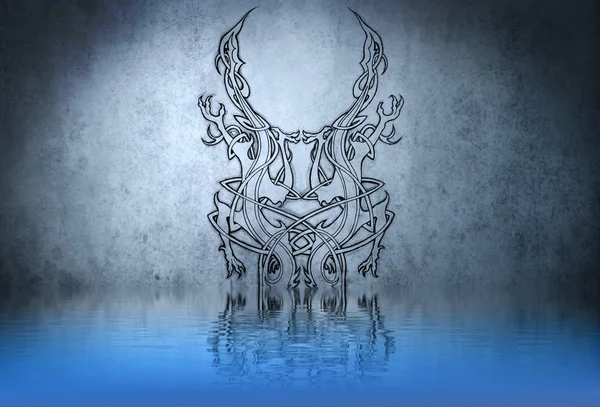 Forma tatuaje tribal en reflejos de pared azul en el agua —  Fotos de Stock