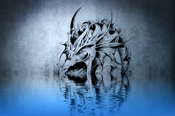 Middeleeuwse dragon tattoo op blauwe muur met water reflecties — Stockfoto