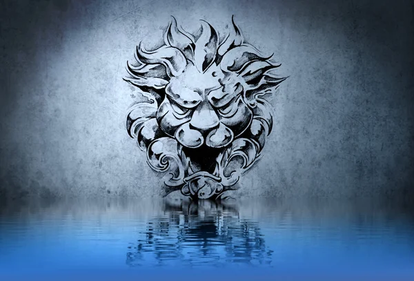 Stenen gargoyle tatoeage op blauwe muur reflecties in het water — Stockfoto