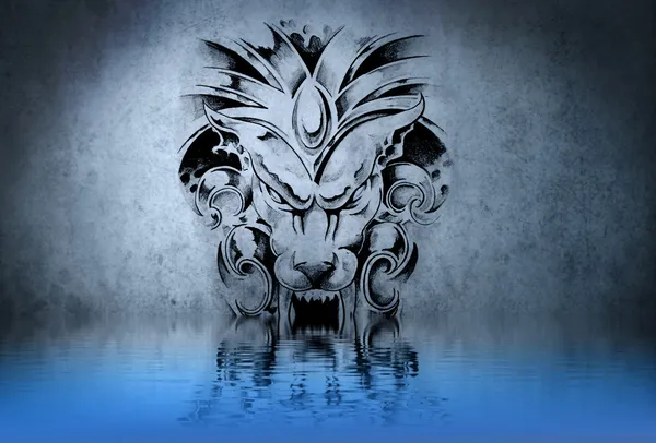 Stone gargoyle tattoo on blue wall reflections in the water — Stock Photo, Image