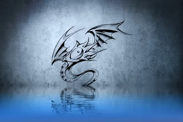 Divertido tatuaje de dragón en reflejos de pared azul en el agua — Foto de Stock