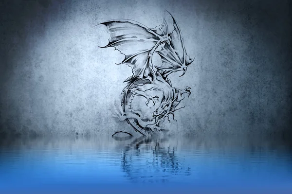Tatuaggio aggressivo fantasy Dragon sui riflessi della parete blu nel — Foto Stock