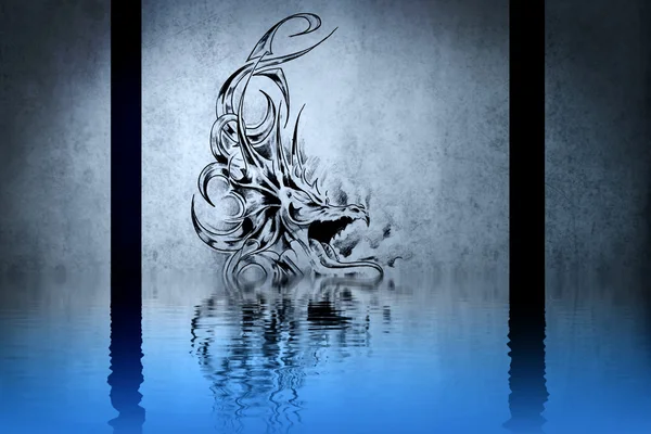 Tatuaggio del drago medievale su parete blu con riflessi d'acqua — Foto Stock