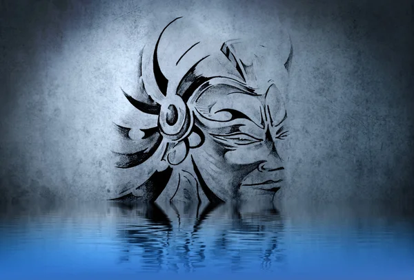 Татуировка воина на голубой стене с отражениями воды — стоковое фото
