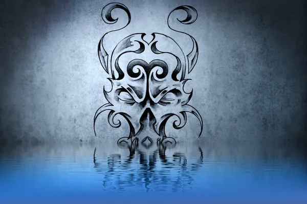 Tatouage Warrior Skull sur un mur bleu avec des reflets d'eau — Photo