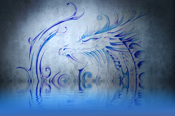 Mittelalterliche Drachen-Tätowierung an blauer Wand mit Wasserspiegelungen — Stockfoto