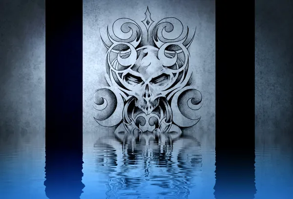 Tatuagem de gárgula de pedra em reflexos de parede azul na água — Fotografia de Stock