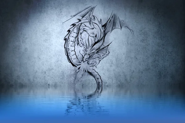 Tatouage de dragon médiéval sur un mur bleu avec des reflets d'eau — Photo