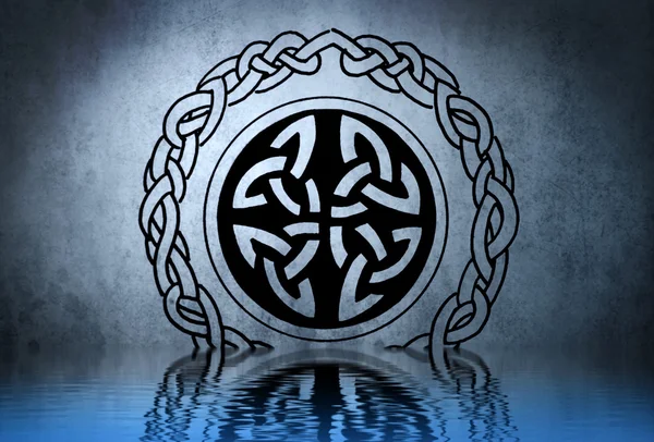 Dessin de tatouage celtique sur mur bleu avec reflets d'eau — Photo