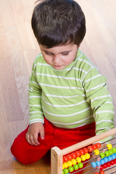 Χαριτωμένο μικρό μωρό μελαχρινή που παίζει με το πολύχρωμο μπλοκ — Φωτογραφία Αρχείου