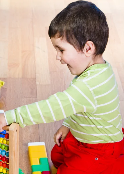 Utbildning, söt liten pojke leker med block — Stockfoto
