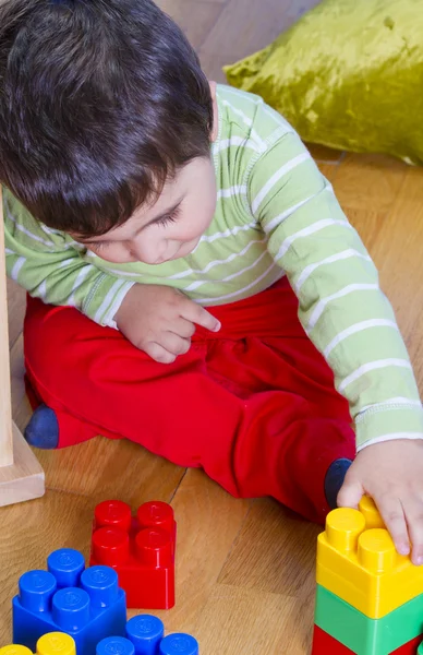 Niño pequeño (2 años) jugando con bloques de juguetes. Divertido edu —  Fotos de Stock