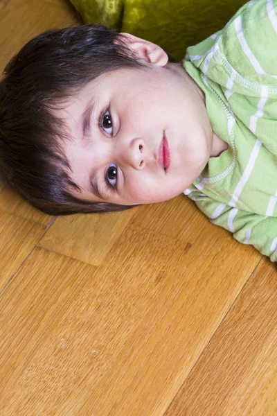 Fröhlicher kleiner Junge, der mit bunten Plastikklötzen spielt, Atelierhaus — Stockfoto
