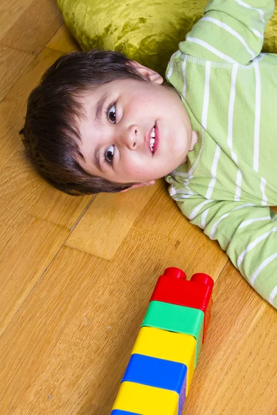 Bebê caucasiano em camisa verde brincando com abacu colorido brilhante — Fotografia de Stock