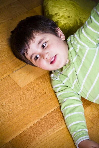 Baby spielt mit pädagogischem Abakus über Holzgrund — Stockfoto