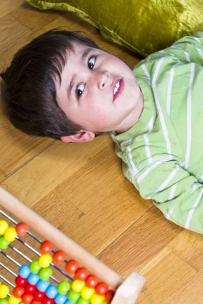 Szczęśliwy mały chłopiec bawi się kolorowy abacus, łapka — Zdjęcie stockowe