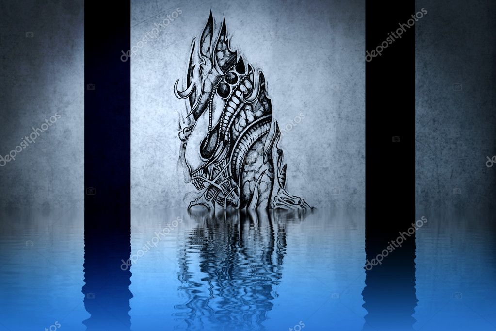 Dämon-Kopf-Tätowierung auf blauen Wand Reflexionen im Wasser ... Dämon-Kopf-Tätowierung auf blauen Wand Reflexionen im Wasser ...