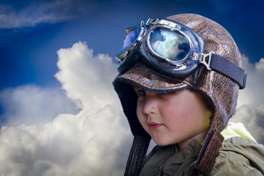 çocuk pilot, sevimli ve komik arka plan bulutlar üzerinde