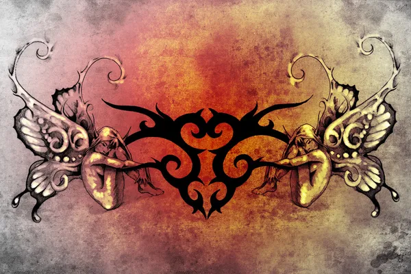 Diseño de arte del tatuaje, tribal con dos ninfas a cada lado — Foto de Stock