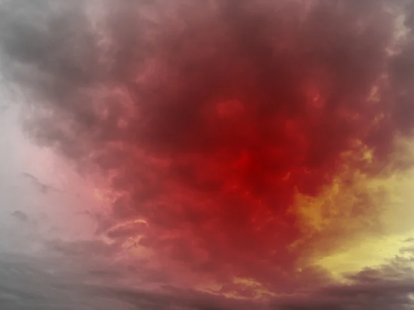 Röd himmel apokalyptiska, slutet av begreppet världen, global uppvärmning — Stockfoto