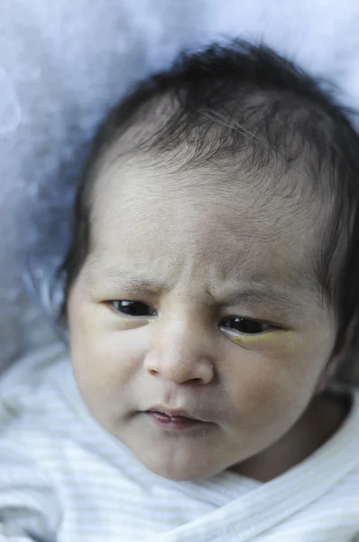 Pasgeboren baby kijken met belangstelling — Stockfoto