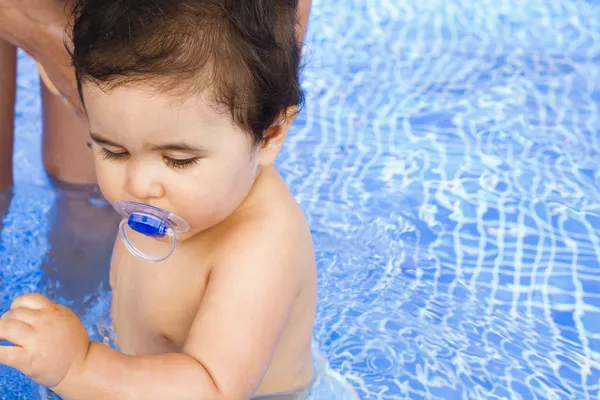 Nyfött barn rädd av poolvattnet — Stockfoto
