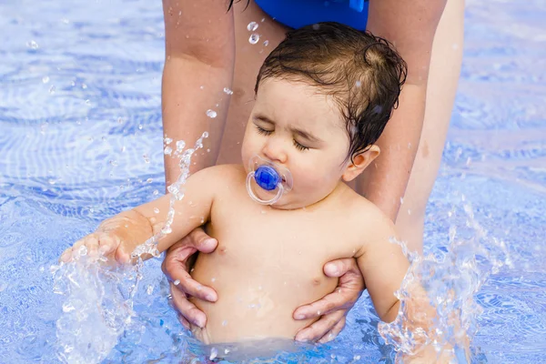 Neugeborener Junge spielt mit seiner Mutter im Pool — Stockfoto