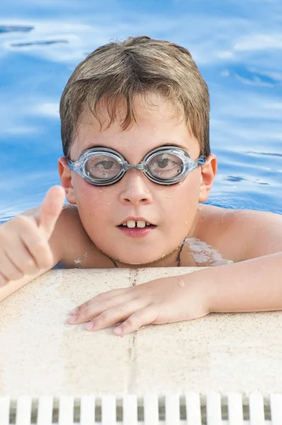 Niño con gafas disfrutando de la piscina de verano —  Fotos de Stock