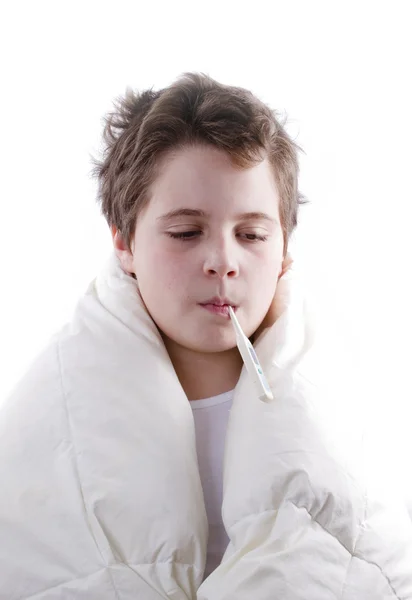 Criança loira doente de febre, com termômetro digital — Fotografia de Stock