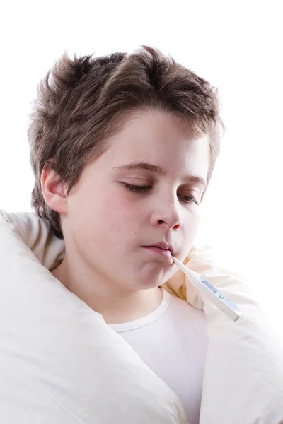 Blond kind ziek met koorts, digitale thermometer en wit leeg — Stockfoto