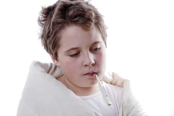 Młody chłopak pacjenta z gorączką, cyfrowy termometr i biały — Zdjęcie stockowe