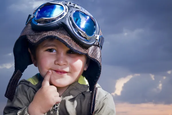 Bebê adorável vestido com uniforme piloto com rosto engraçado — Fotografia de Stock