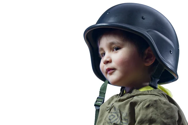 Μωρό παίζει πολέμου με στρατιωτικά κράνος — Φωτογραφία Αρχείου