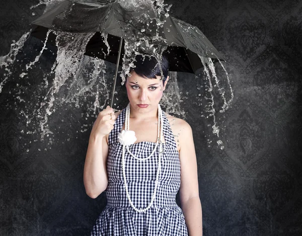 Schönes Mädchen mit Regenschirm in einem depressiven Zustand — Stockfoto