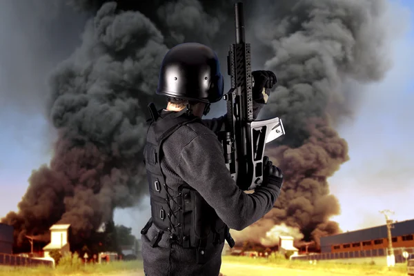 Explosion in einer Industrie, bewaffnete Polizisten mit schusssicheren Westen — Stockfoto
