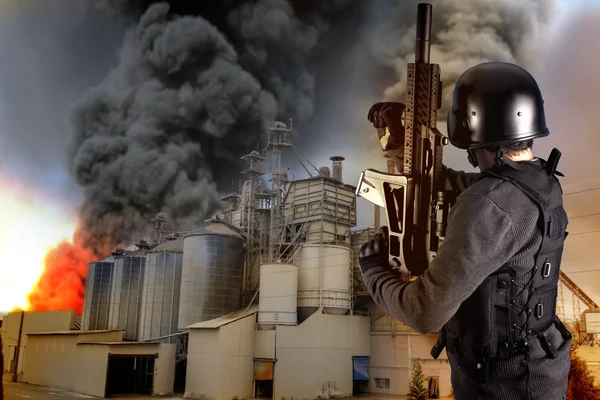 Έκρηξη σε μια βιομηχανία, ένοπλες αστυνομία, φορώντας αλεξίσφαιρα γιλέκα — Φωτογραφία Αρχείου