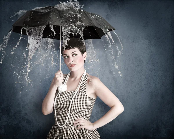 Pin-up meisje met paraplu onder water splash — Stockfoto