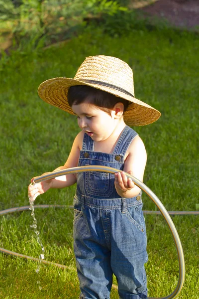 Pequeño niño jardinero jugando alegre — Foto de Stock