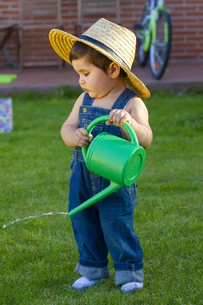 彼の前の庭で遊んで小さな赤ちゃん少年庭師 — ストック写真