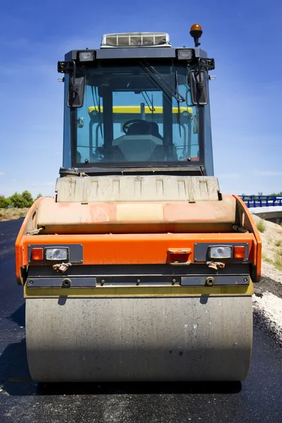 Compactador em obras de asfalto (reparação de estradas ) — Fotografia de Stock