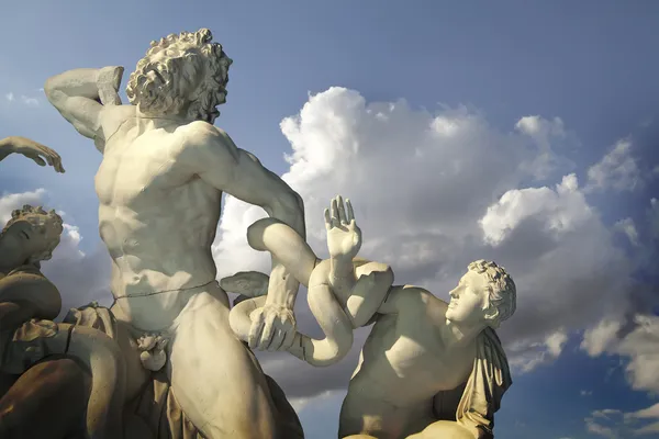 Скульптура Карунте и его детей . — стоковое фото