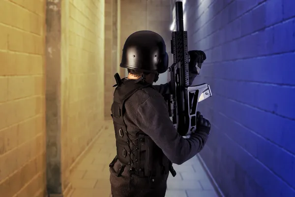 Flughafensicherheit, bewaffnete Polizisten mit schusssicheren Westen — Stockfoto