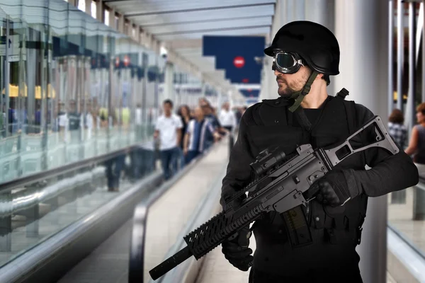Repülőtér biztonság, fegyveres rendőrség — Stock Fotó