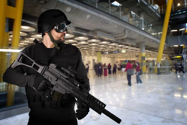 Defender los aeropuertos de los ataques terroristas —  Fotos de Stock