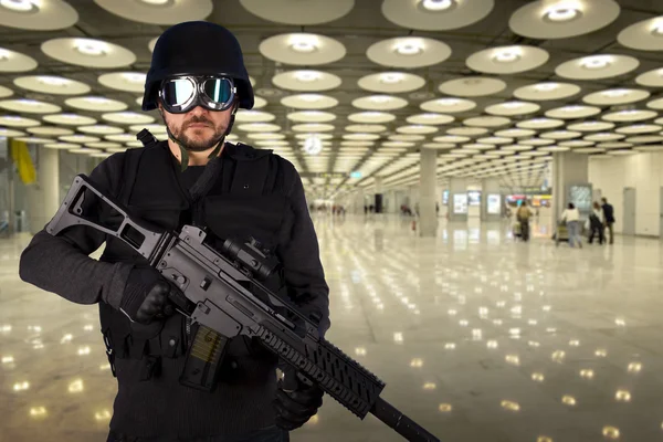 打击恐怖主义，在机场的一名士兵防御 — 图库照片