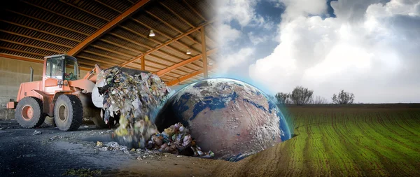 Conceito de ecologia, planeta Terra em um local industrial sucata — Fotografia de Stock
