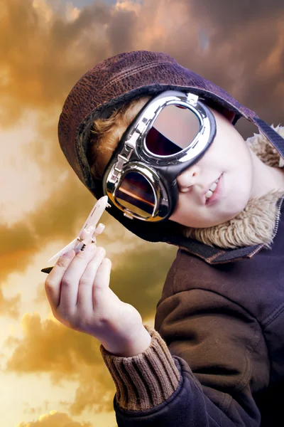 Hraje se profesionální pilot při západu slunce. dítě — Stock fotografie